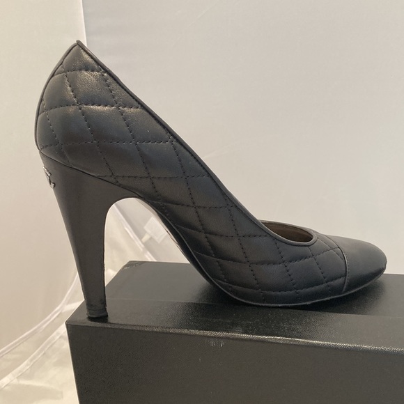 AUTHENTIC CHANEL Escarpins Quilted Classic Pump 39 - Picture 4 of 16